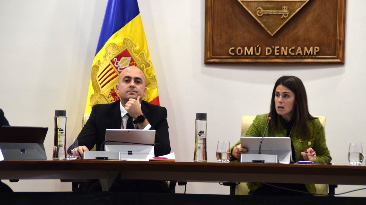 El cònsol menor d'Encamp, Xavier Fernàndez, i la cònsol major, Laura Mas, en sessió de consell de comú.