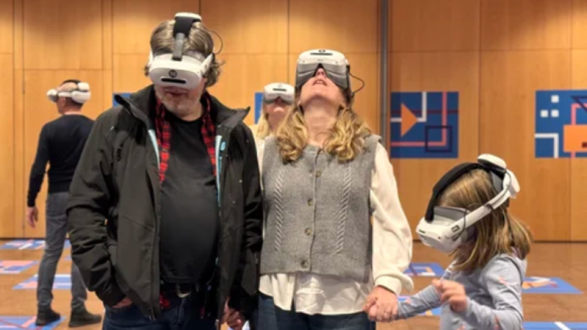 Una família vivint l’experiència immersiva.