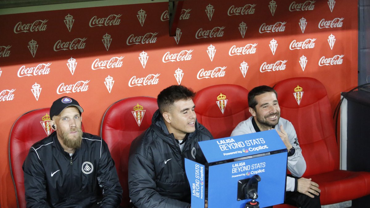 El tècnic Carles Manso, al centre, secundat per Dani Ortiz a l’esquerra i Aitor Yeto, a la dreta.