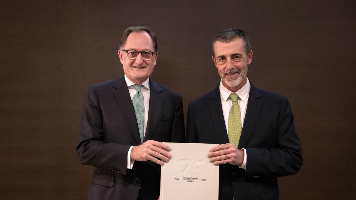 Cornella i Pintat amb el llibre.