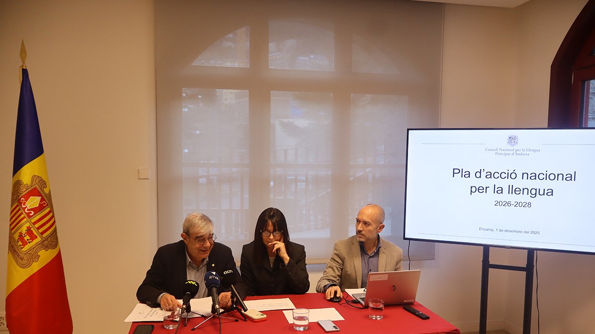 Els presidents del Consell Nacional de la Llengua, Ladislau Baró i Mònica Bonell, i el director del departament de Política Lingüística, Joan Sans.