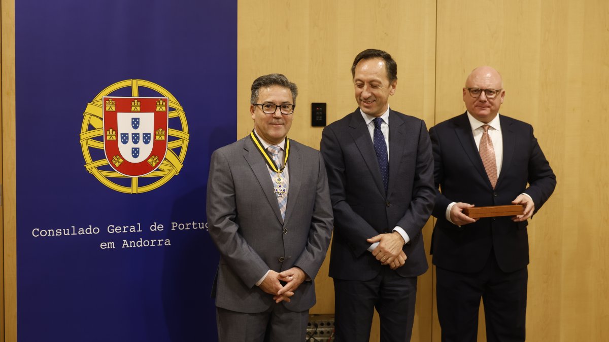 El director artístic del grup de folklore Casa de Portugal a Andorra, José Luis Gonçalves, ’ambaixador de Portugal a Andorra, José Augusto Duarte i el cònsol de Portugal, Duarte Pinto da Rocha.