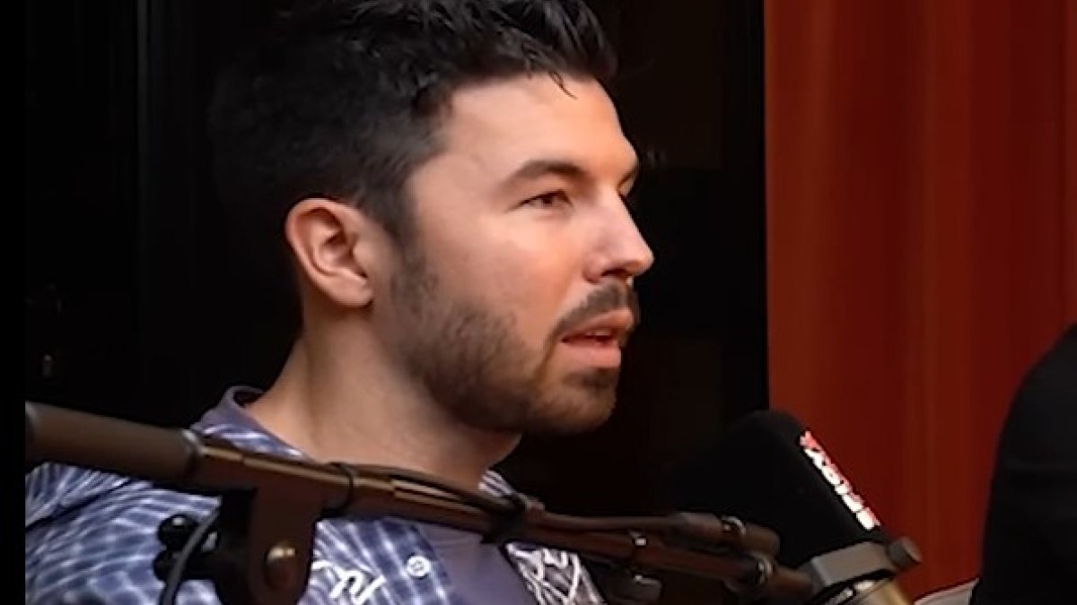 El fragment del pòdcast on el youtuber WillyRex qüestiona l'obligatorietat del català per renovar la residència