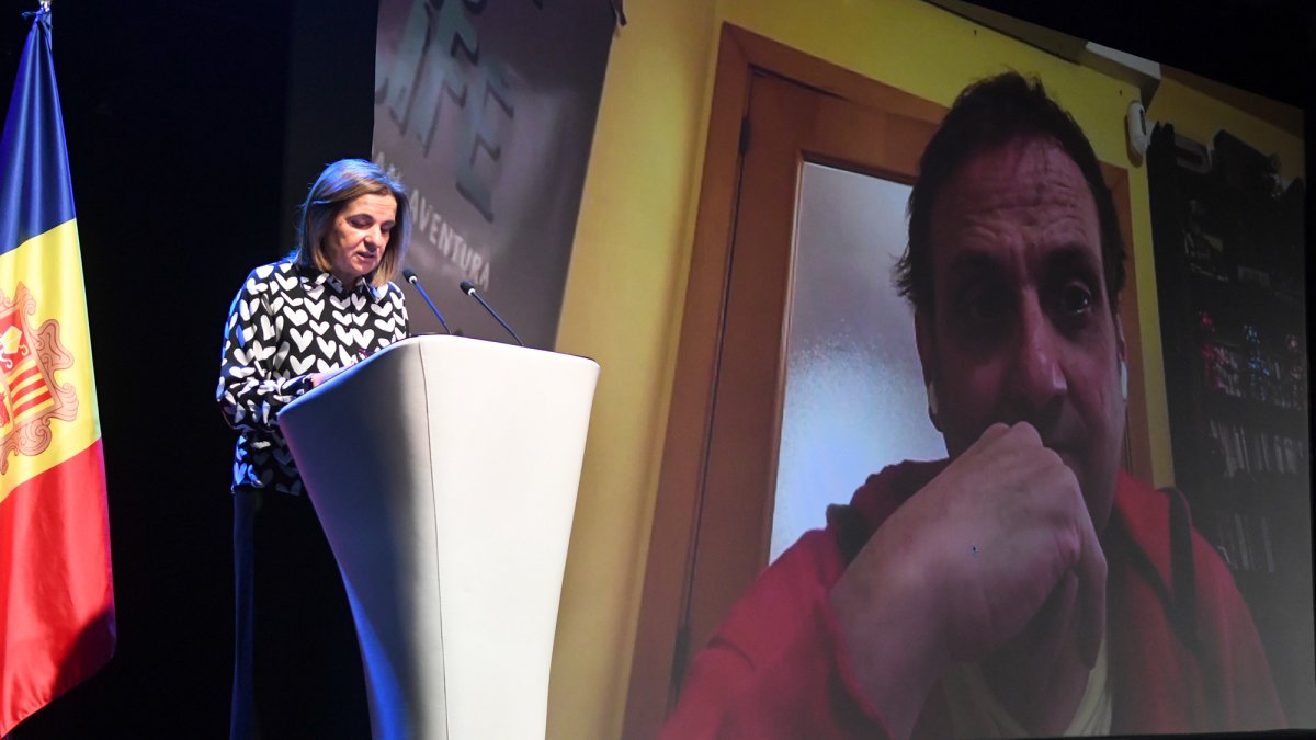 La ministra d'Afers Socials, Trini Marín, i l'escriptor Albert Espinosa, durant l'acte per commemorar el Dia Internacional de les persones amb discapacitat.