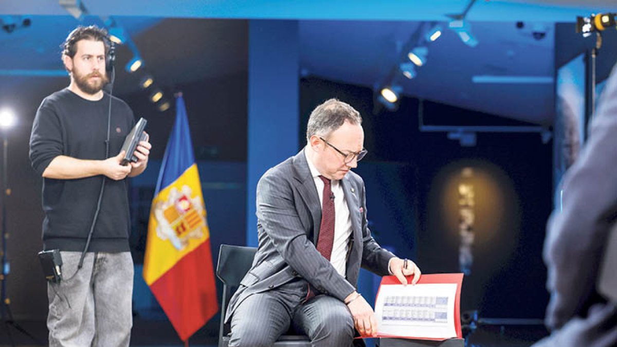 Espot repassant documentació abans de l’inici del programa.