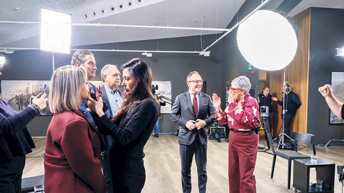 El cap de Govern conversant amb una dona.