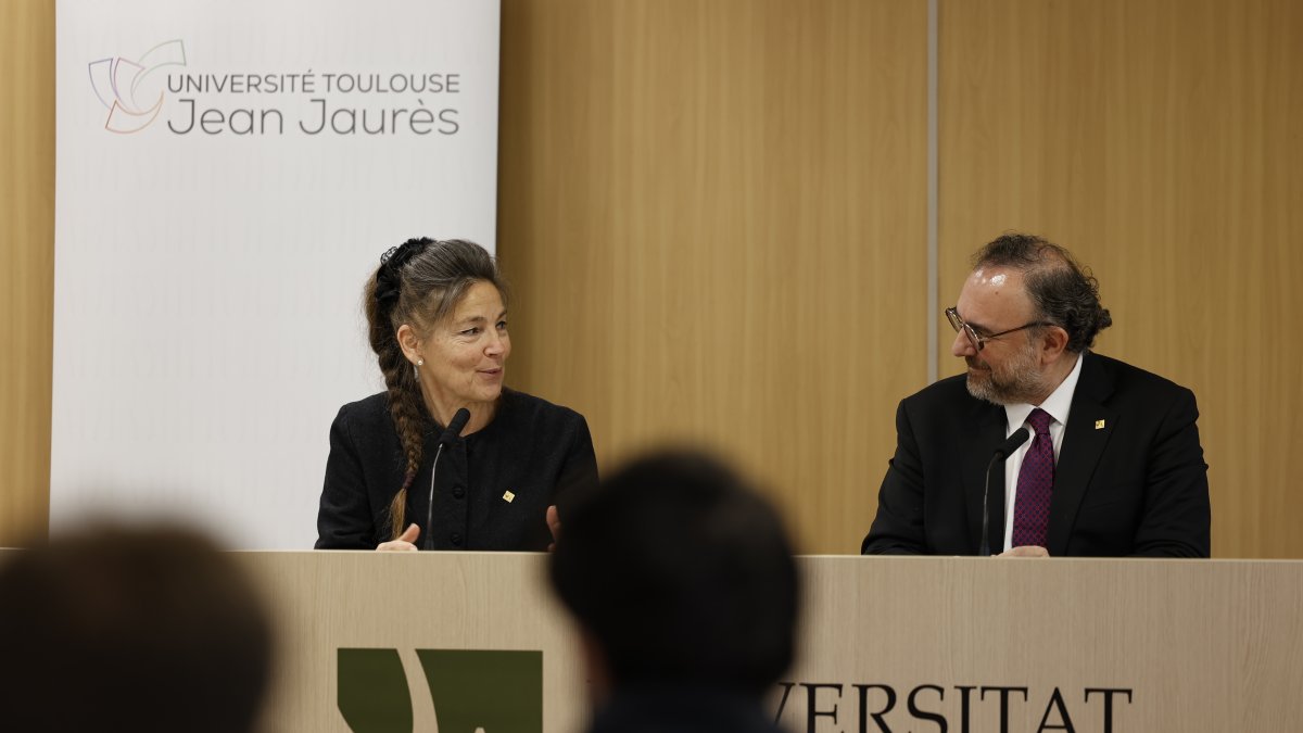 Minoves i Garnier signant l’acord a l’UdA.