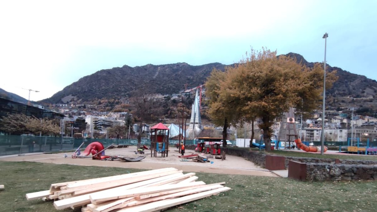 Desmuntatge del parc infantil del Clot d'Emprivat que desapareix per la construcció de tres torres a Escaldes