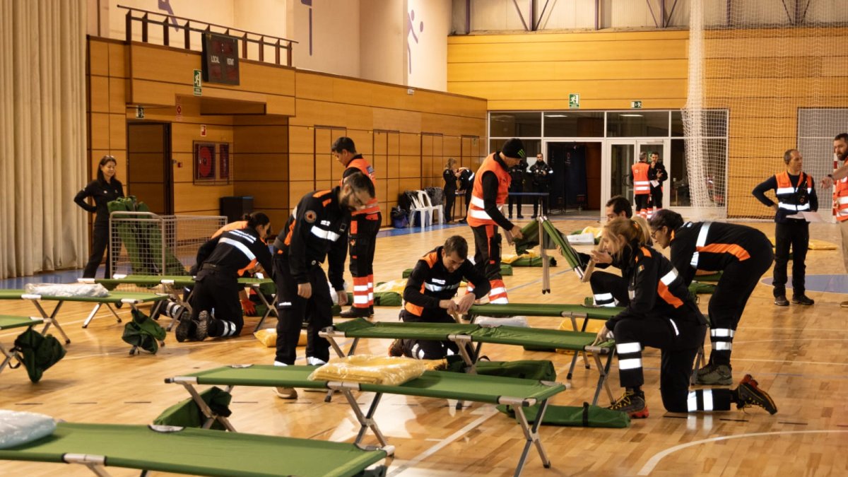 Voluntaris de protecció civil durant el simulacre al Pas de la Casa.