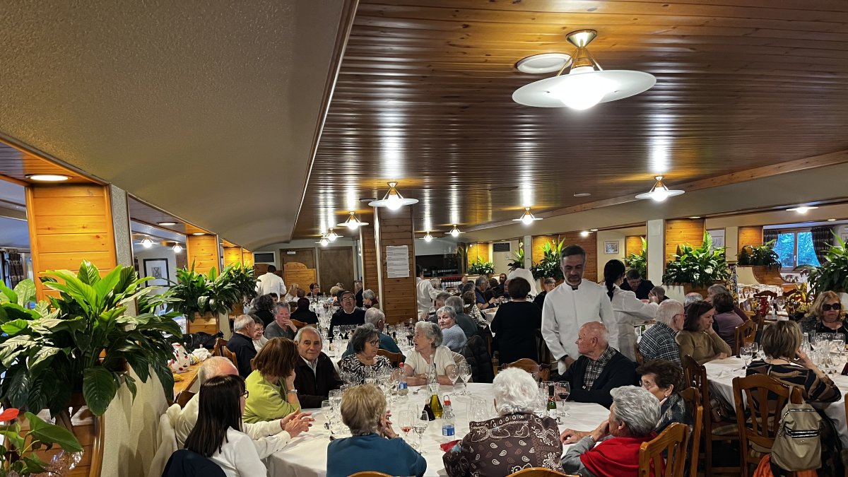 Membres de l'Associació de la Gent Gran celebrant els 20 anys d'existència