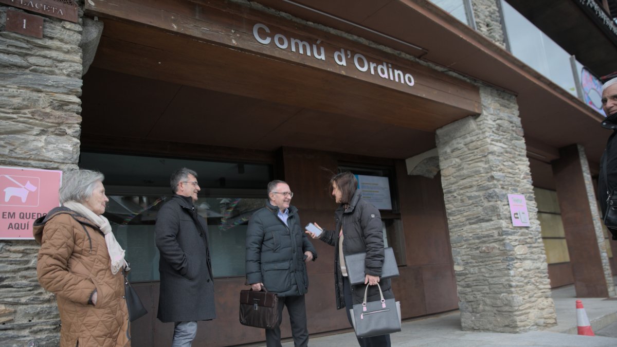 Propietaris d'Ordino abans d'una reunió al comú per les modificacions del POUP
