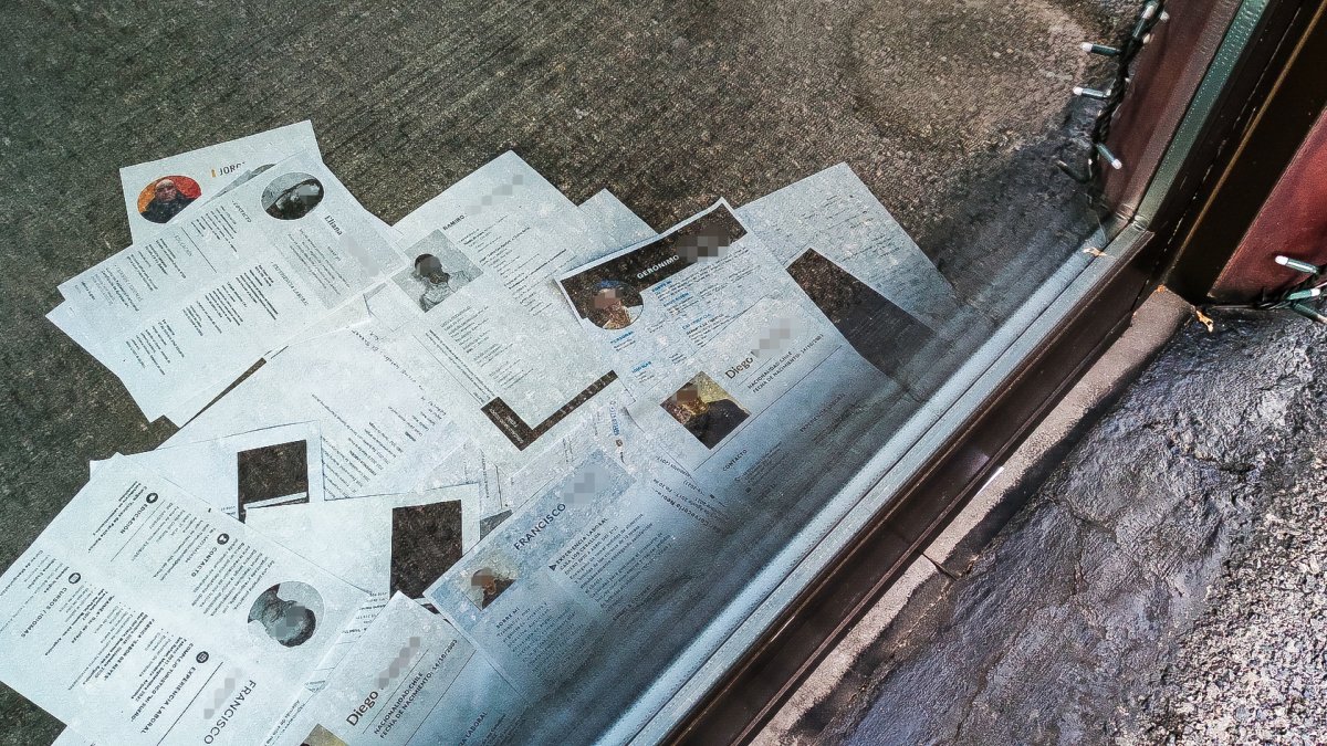 Currículums a la porta d’un hotel en temporada hivernal.