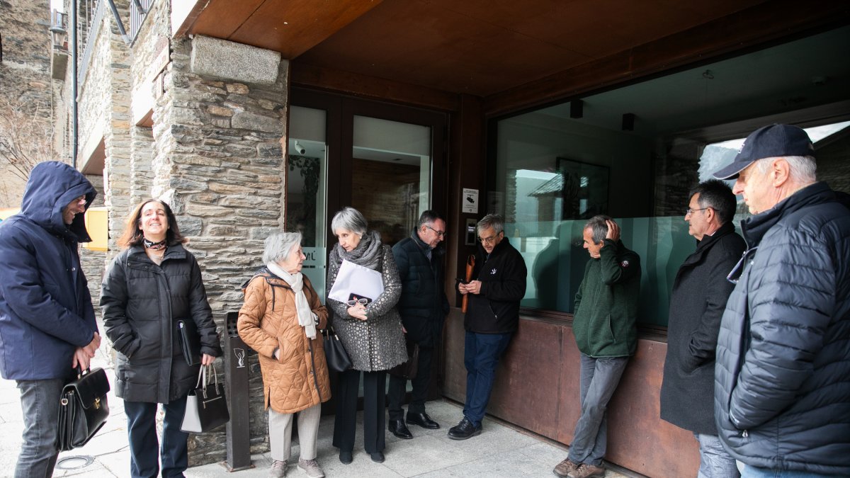 Propietaris de terres d’Ordino, a punt de reunir-se amb els cònsols.
