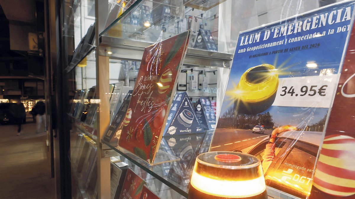 Llum d’emergència V16 en un aparador d’una botiga d’electrònica.