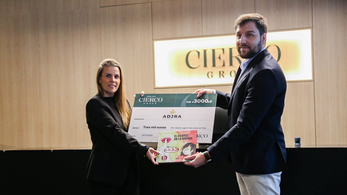 Representants de Cierco Business amb el xec de 3.000 euros.