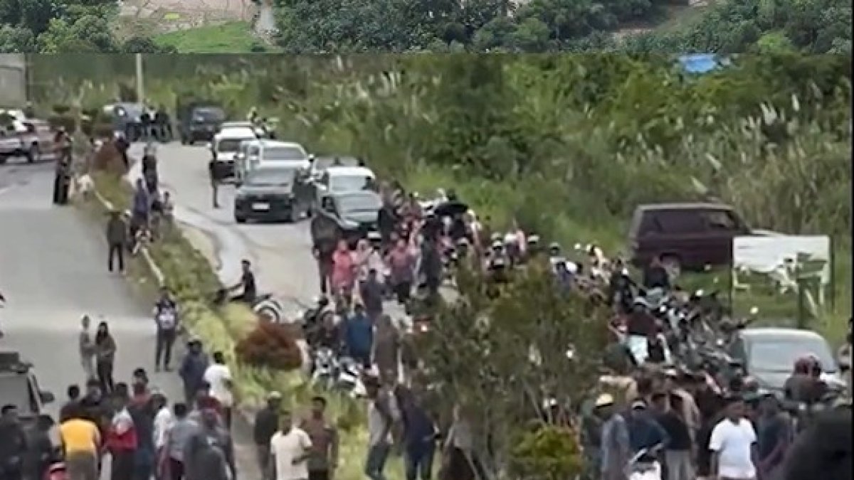Esfondrament d'una carretera a Indonesia per culpa de les inundacions