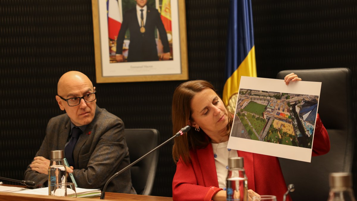 La cònsol major d'Escaldes-Engordany, Rosa Gili, en la sessió de comú ensenyant un mapa del Prat del Roure.