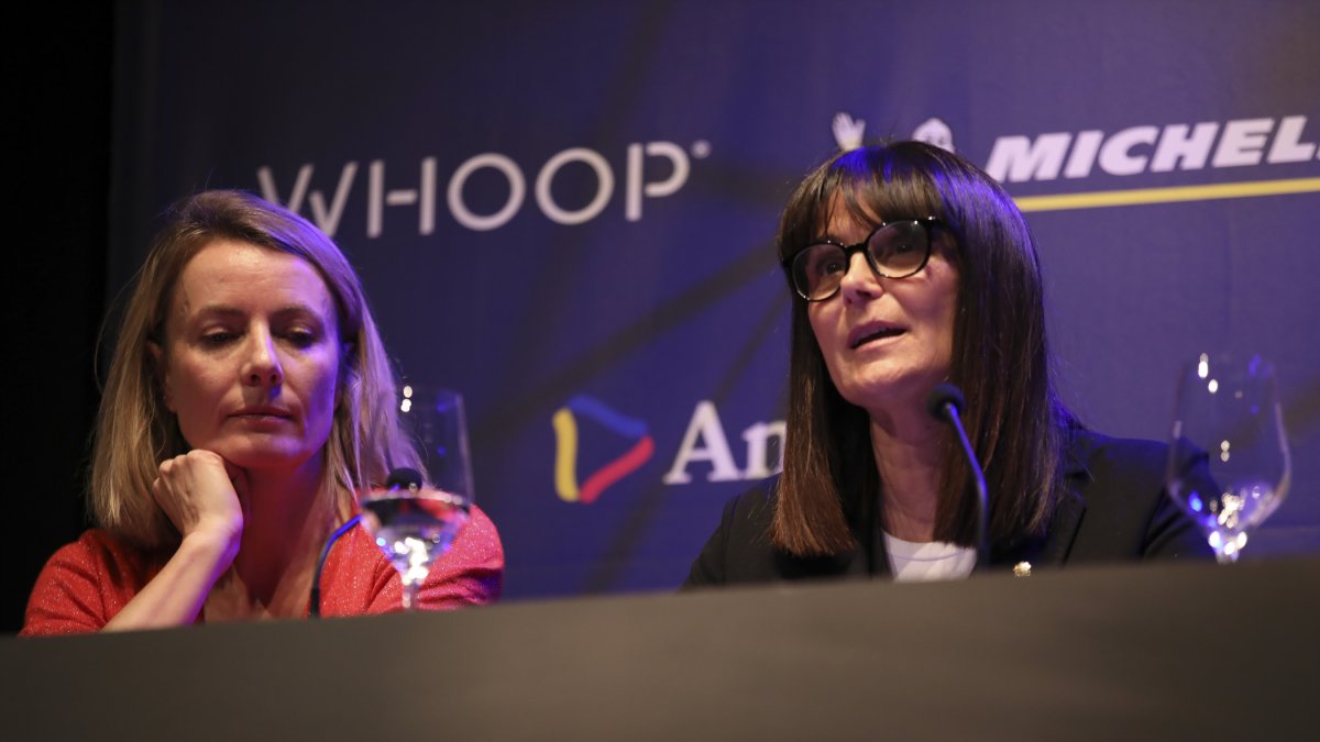 La presidenta de la FAC, Carolina Poussier, i la ministra Mònica Bonell.