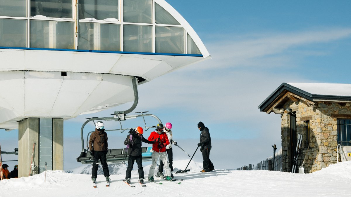Esquiadors baixant d'un telecadira a Grandvalira aquest matí.
