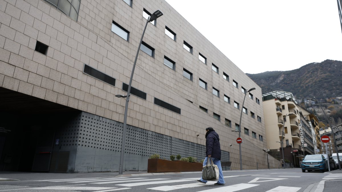 Pas de vianants a l'avinguda Fiter i Rossell d'Escaldes davant de l'hospital on va ser atropellat el padrí dimecres al vespre