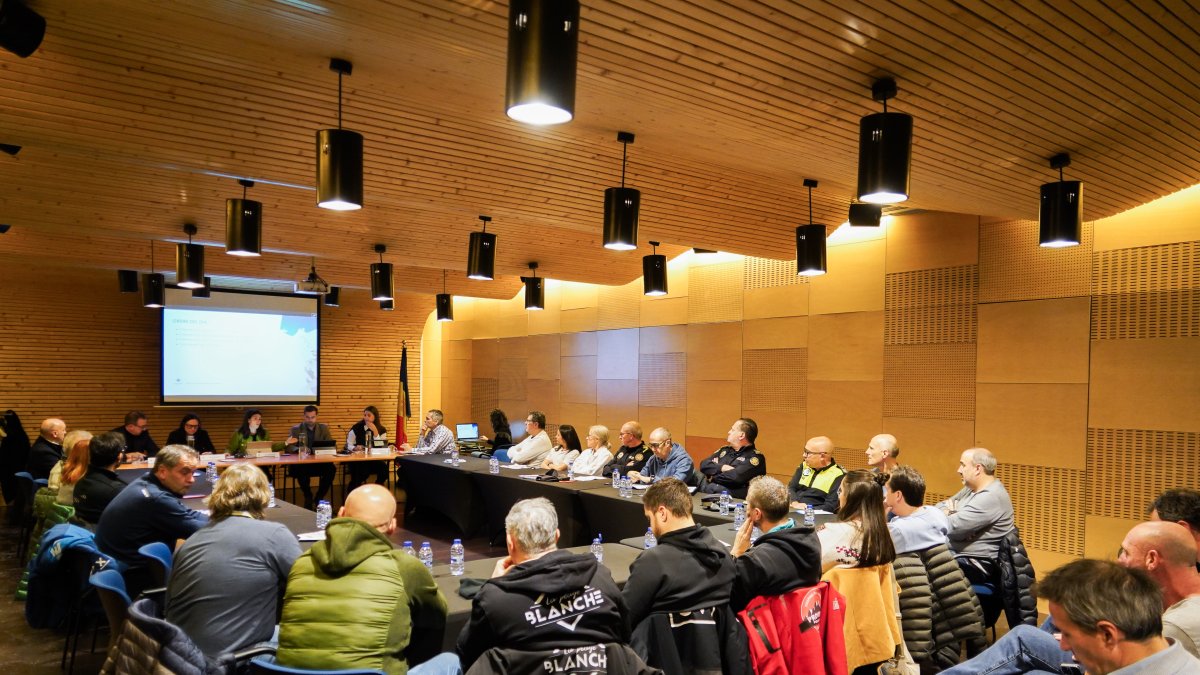Els participants a la taula de l'oci nocturn del Pas de la Casa celebrada avui.