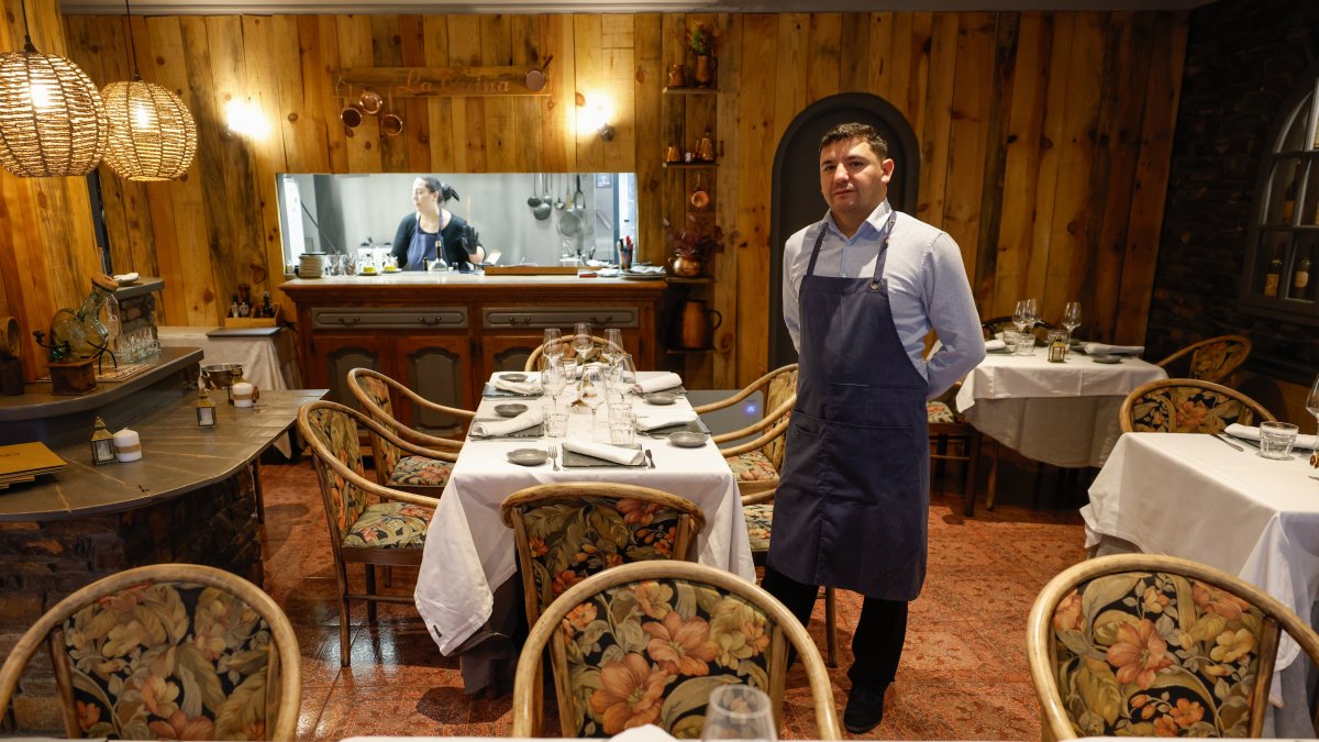 Un dels cambrers, al menjador de La Cuineta