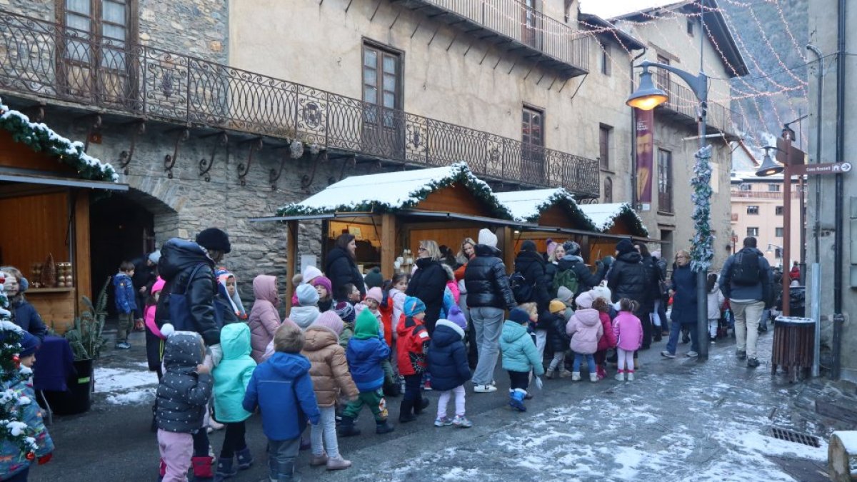 Infants al mercat de Nadal d’Ordino.