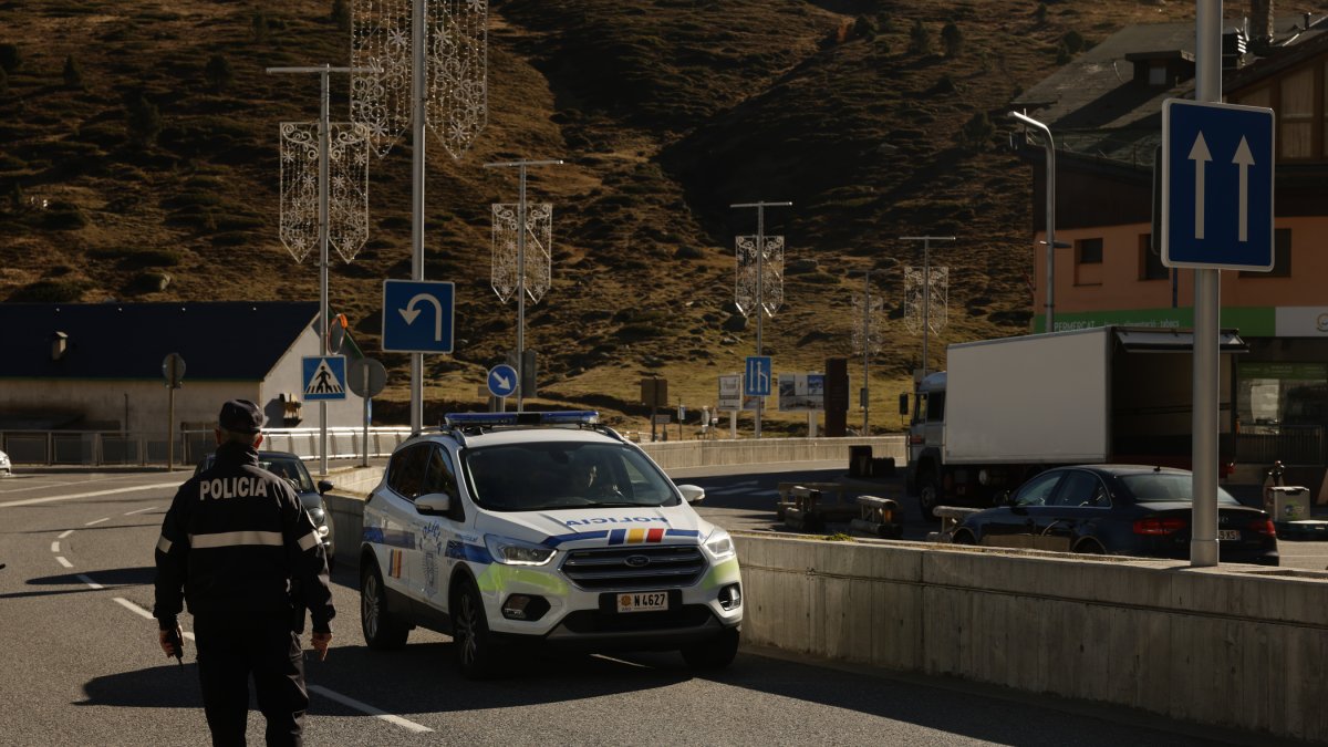 Policia al Pas de la Casa.
