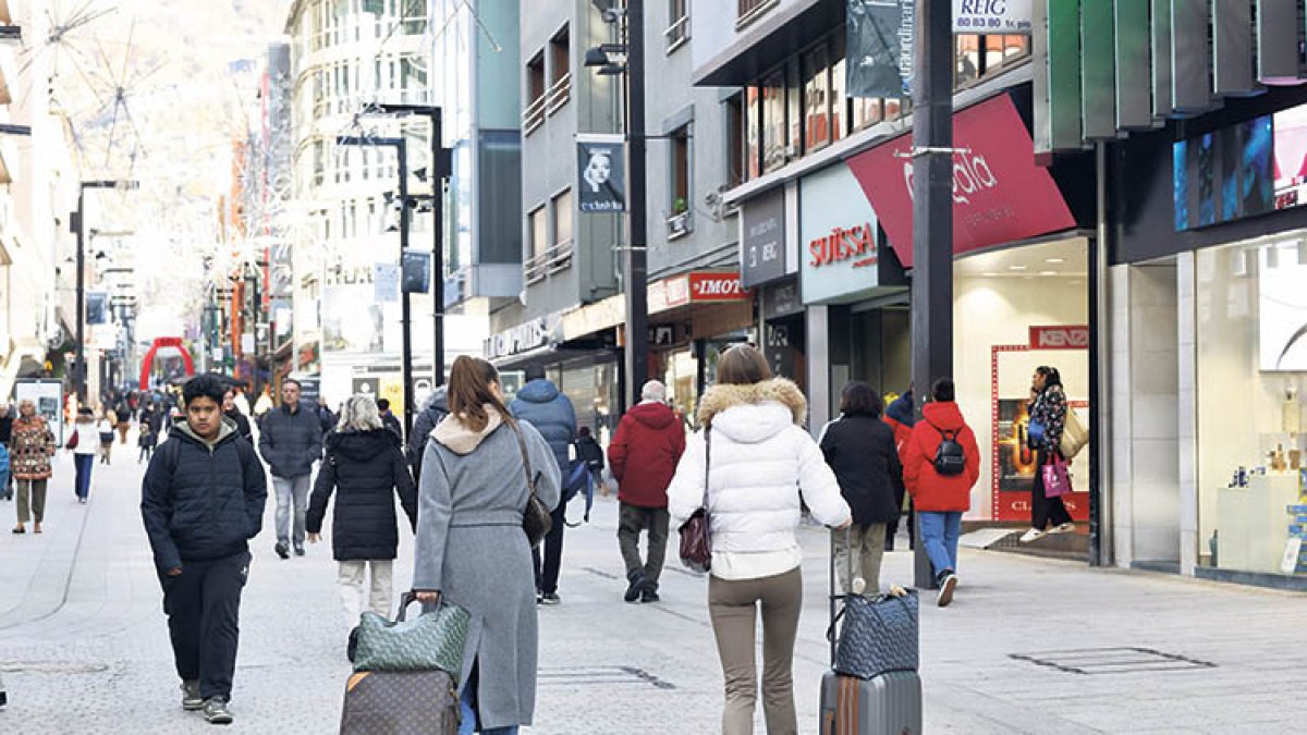 Turistes a l’avinguda Meritxell d’Andorra la Vella.