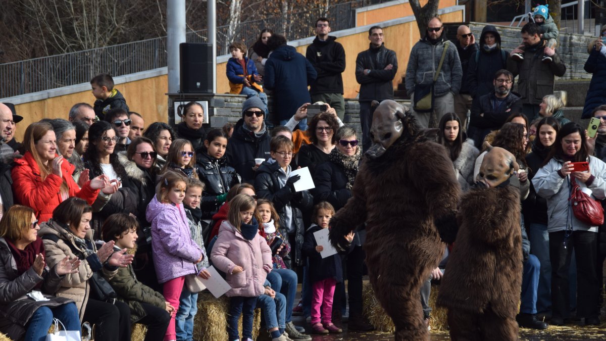 Les osses ballant en un moment de la representació.