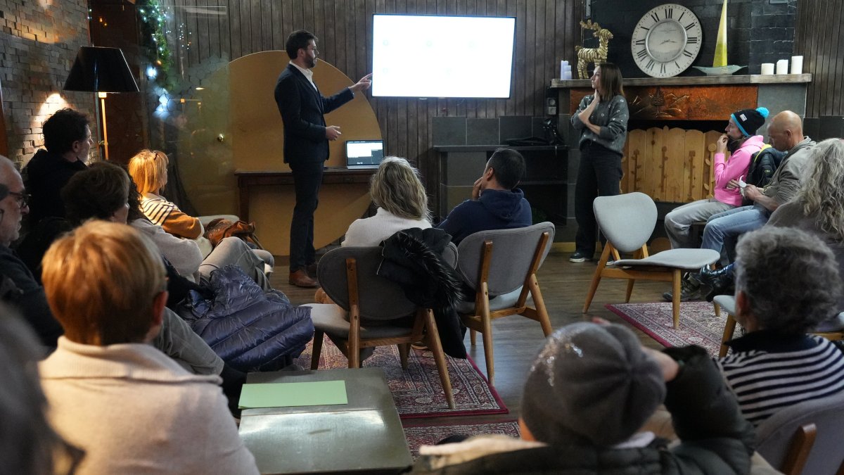 Veïns de Juberri durant la reunió amb el comú per decidir què fer amb els jardins