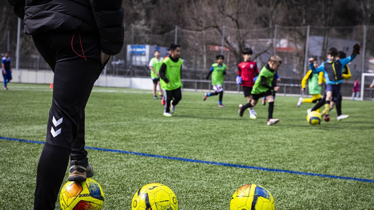 Infants, en un entrenament de futbol