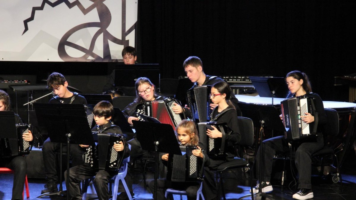 Alumnes del conservatori d'Andorra la Vella, tocant al Festival