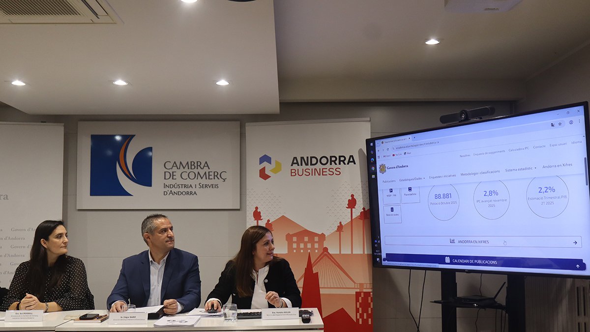 La directora de la Cambra de Comerç, Sol Rossell, el director del Departament d'Estadística, Edgar Baró, i la tècnica del Departament d'Estadística, Natàlia Soler.