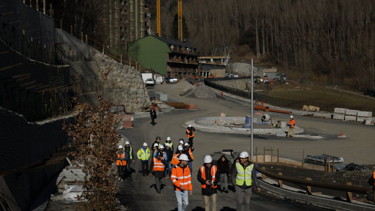 Les autoritats visitant les obres de la desviació de la Massana aquest matí.