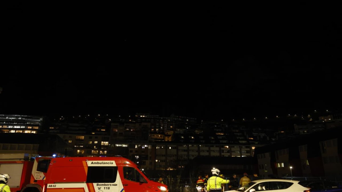L'ambulància i el camió de bombers i els agents de policia i circulació al lloc de l'accident davant de l'Estadi Comunal.