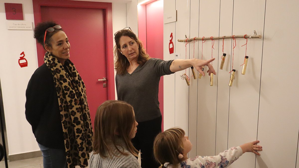 L'artista, Rosa Mujal, i la consellera d'Ordino, Meritxell Rabadà, durant la inauguració de l'exposició 'Un Nadal encapsulat'.