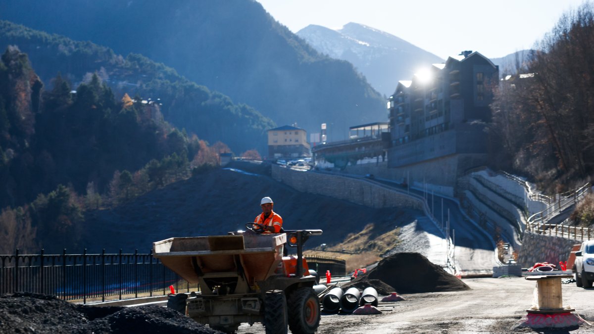Un operari treballant a les obres del desviament de la Massana.