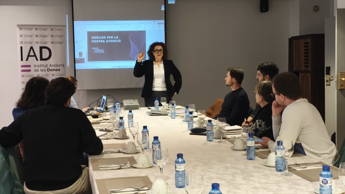 Judith Pallarés presentant el projecte de llenguatge inclusiu.