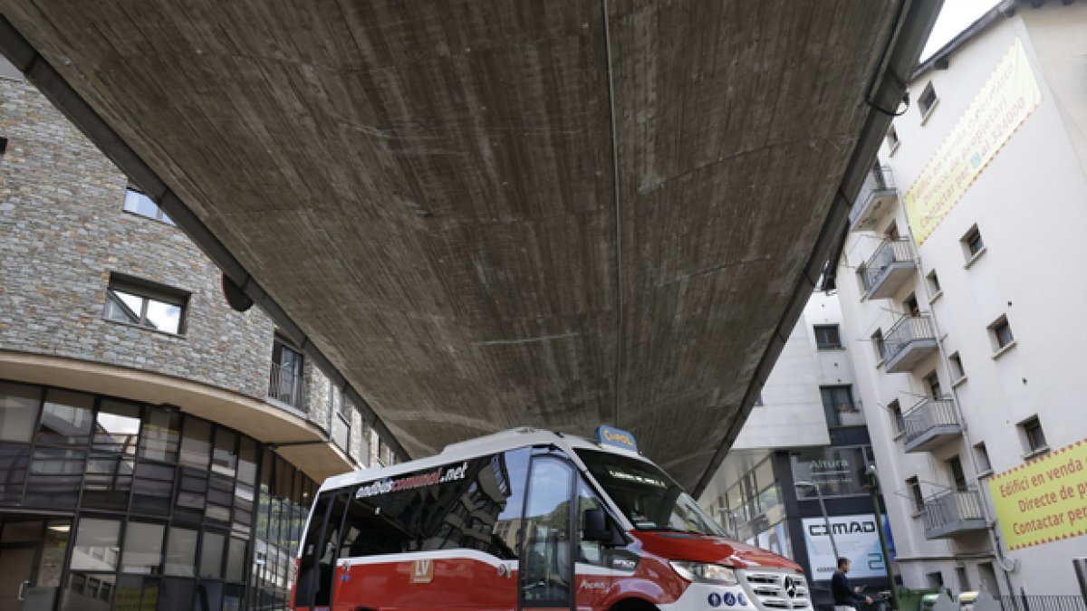 Un vehicle d’Andbus de la línia comunal.