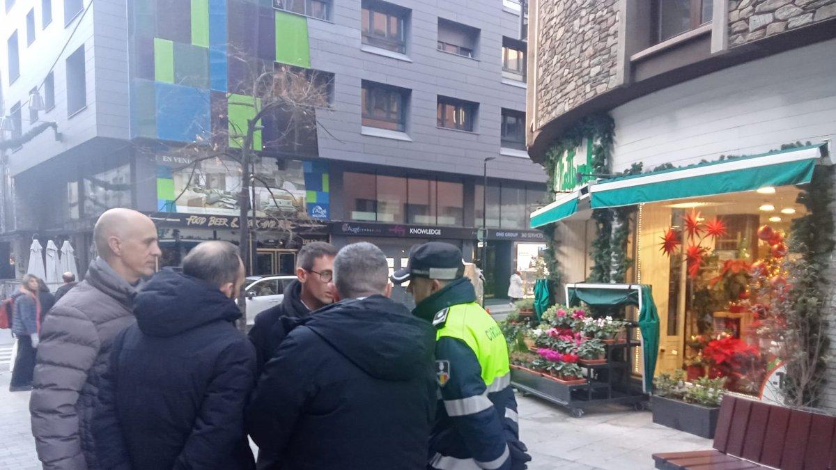 Els inspectors cívics, d'esquenes, juntament amb els consellers Jordi Cabanes i Xavier Surana a Andorra la Vella, avui.