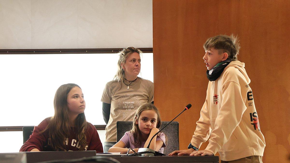 Un alumne de l'escola andorrana fent una proposta.