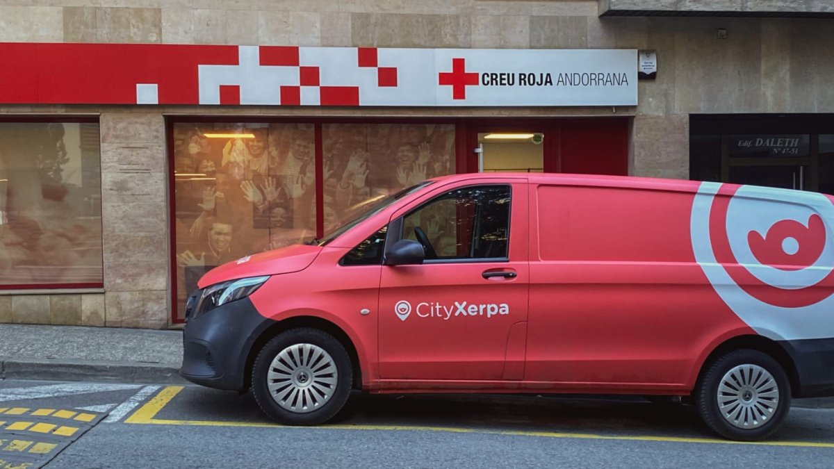 Una furgoneta de l'empresa City Xerpa davant l'oficina de la Creu Roja d'Andorra.