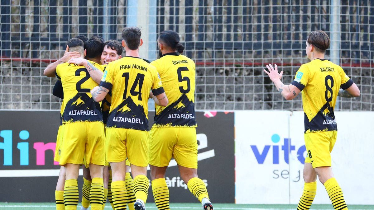 Els colomencs celebrant el gol de Borja.