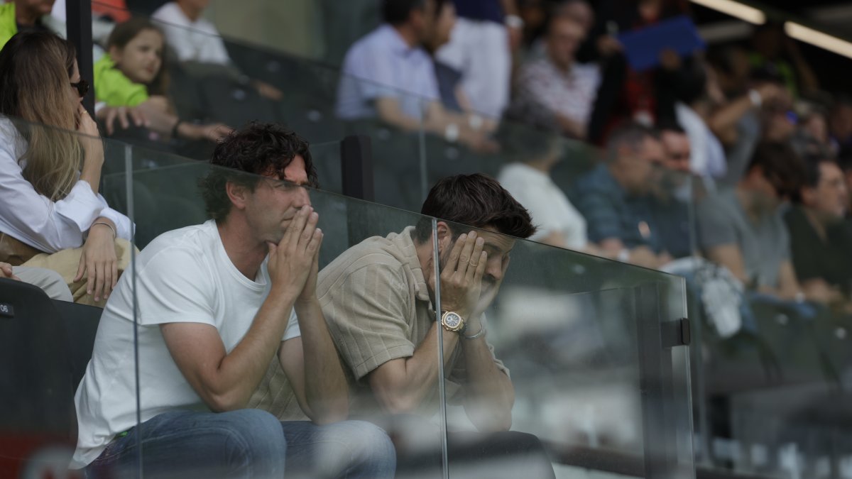 Jaume Nogués i Gerard Piqué, a l’Estadi de la FAF durant el play-off.