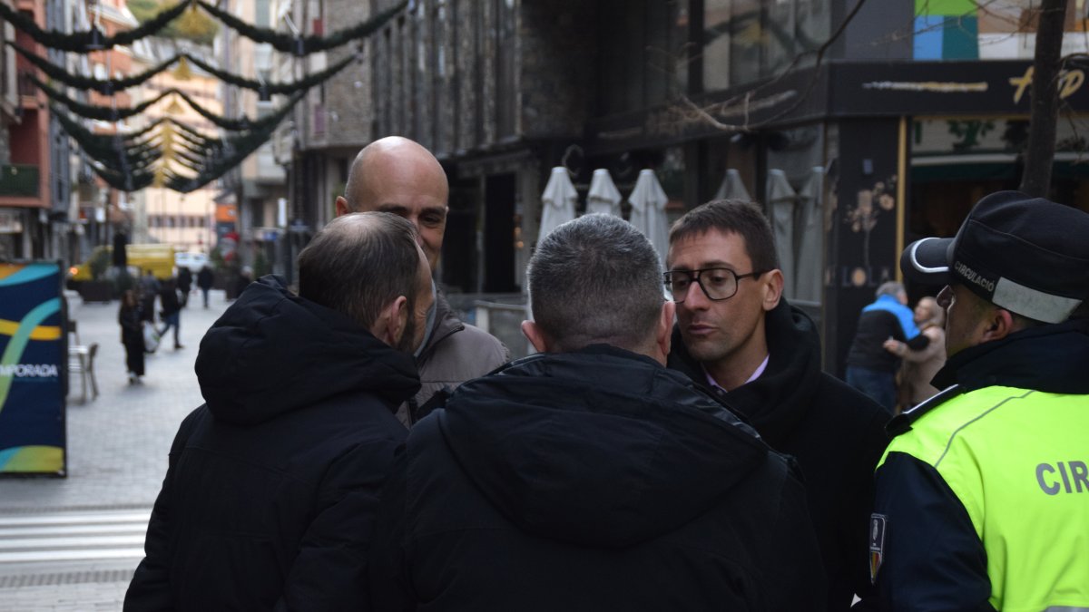 Els consellers conversant amb els agents, ahir.