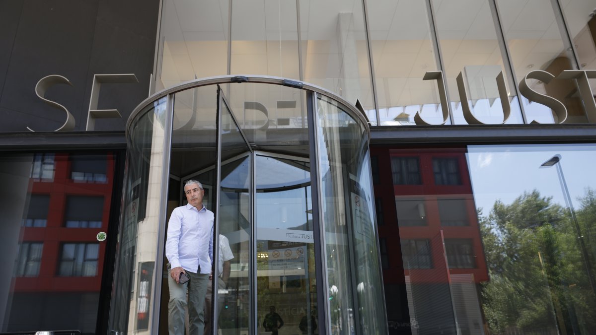 Miquel sortint de la seu de la Justícia després de conèixer la sentència, al juliol.