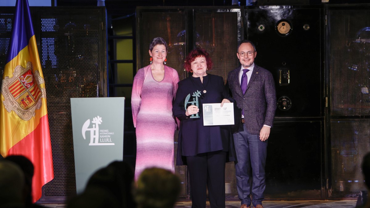 La guanyadora del premi Ramon Lull a la trajectòria en traducció literària, Maria Khatziemmanuïl. amb Xavier Espot.