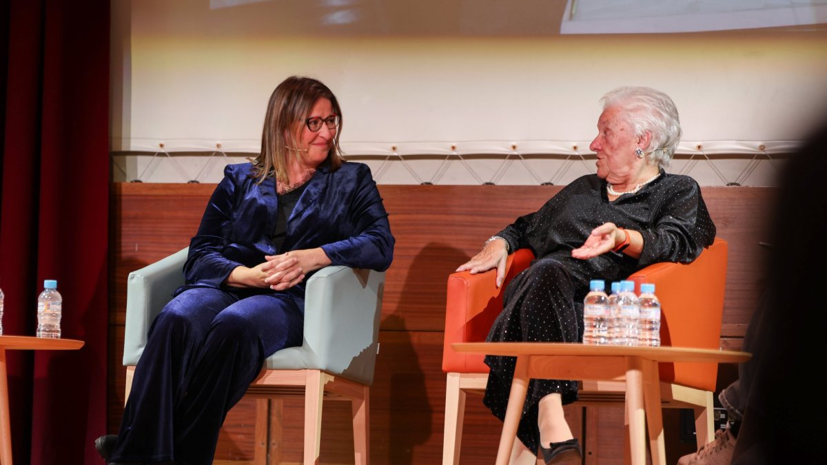 Maria Teresa Segalàs i la secretària general del comú d'Escaldes-Engordany, Sandra Tudó, durant l'acte.
