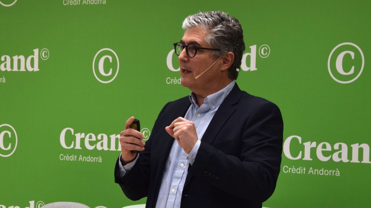 L'economista i escriptor, Fernando Trias de Bes, durant la conferència.